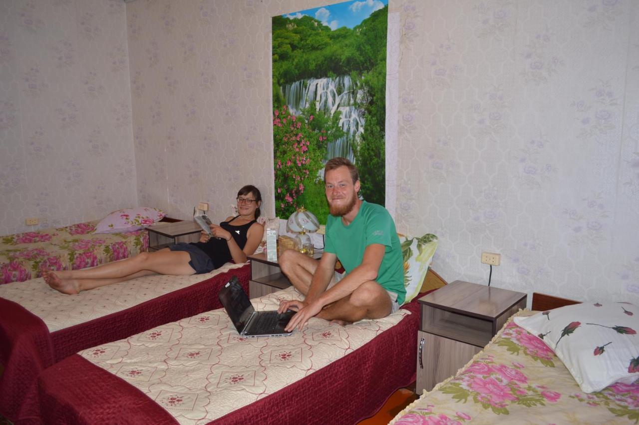 Guest House On Derbisheva 卡拉科尔 外观 照片